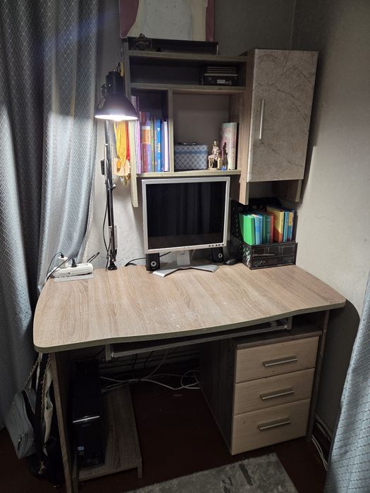 Продам комп'ютерний стіл