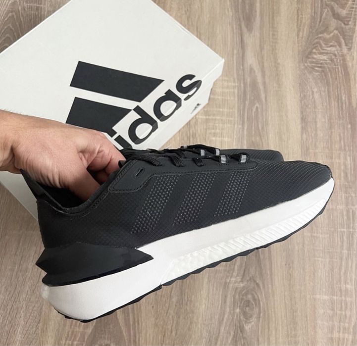 Чоловічі оригінальні кросівки Adidas Avrun