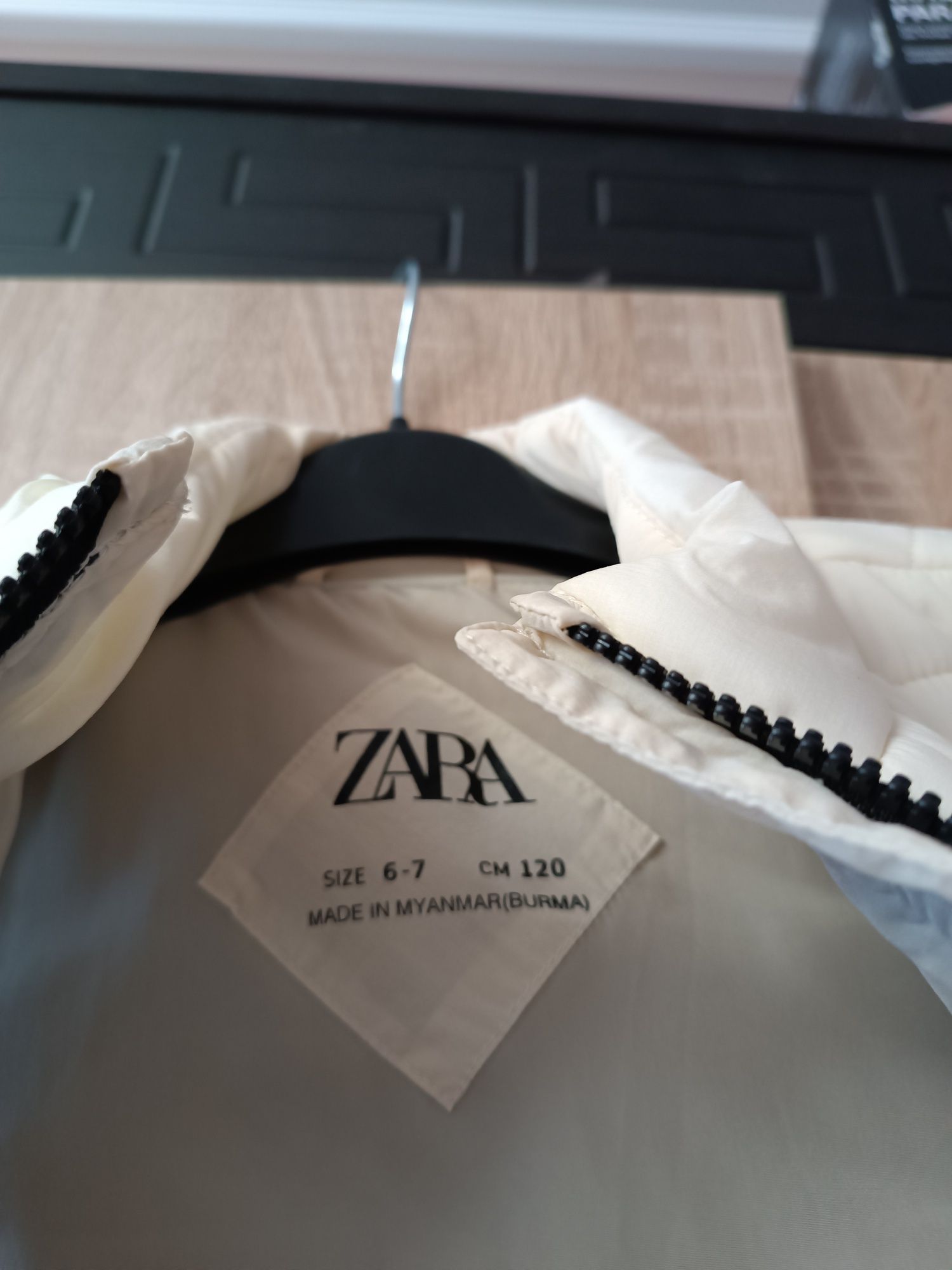 Продам безрукавку Zara (жилетку) на 4-5, 5-6років