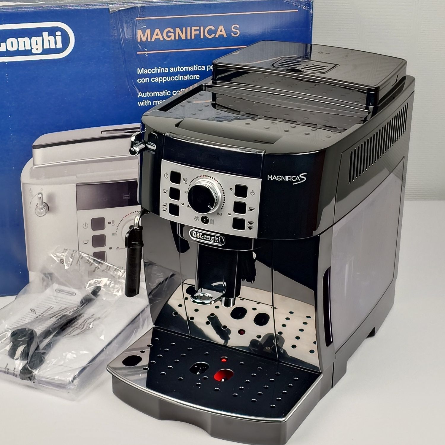 Delonghi Magnifica S ECAM 22.112.B вітринний варіант як нова