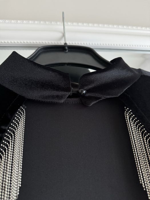 Czarna welurowa sukienka z wycięciem na plecach