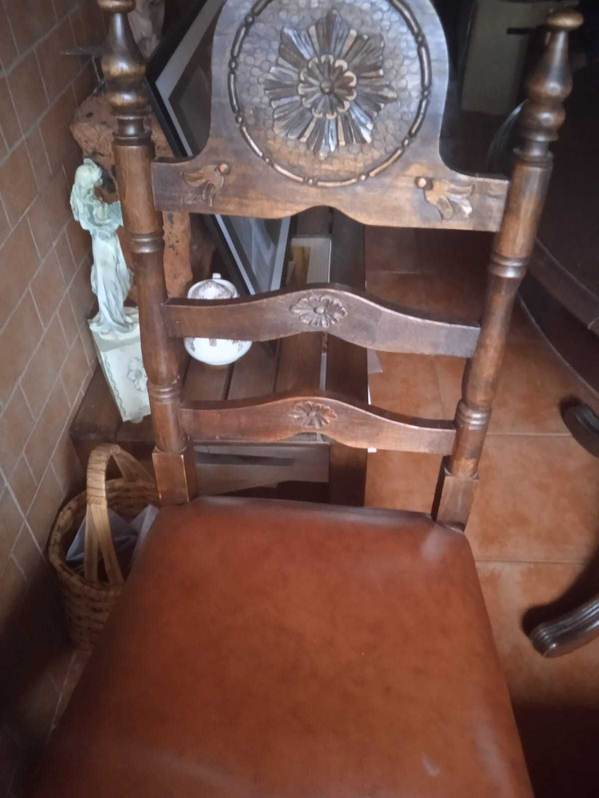 Vendo conjunto de duas cadeiras antigas