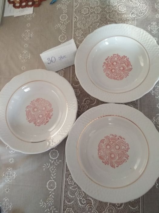 Тарелки  мелкие и глубокие. Баночки для сыпучих