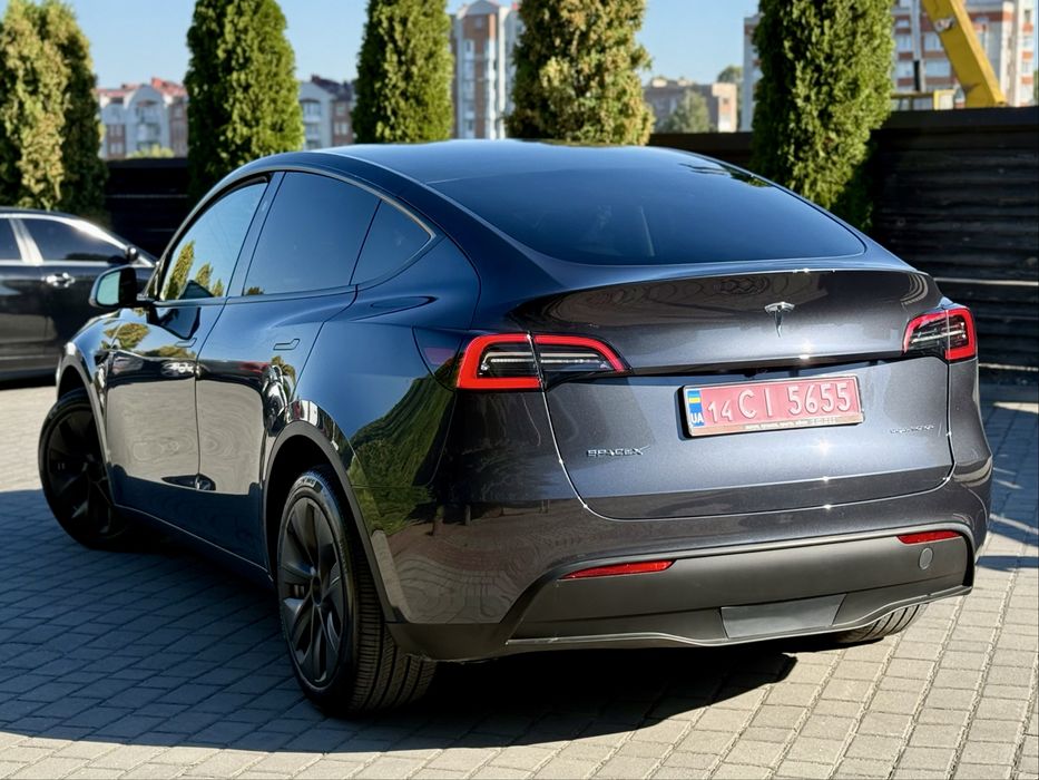 Продаю Tesla Y 2024
