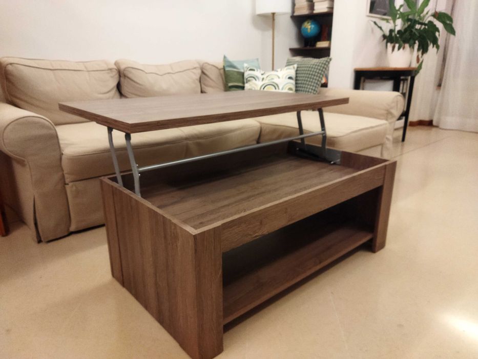 Móveis de sala com acabamento em carvalho e luzes LED's