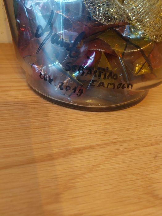 Frascos em forma de faces. Pintadas à mão e assinadas pelo artista.