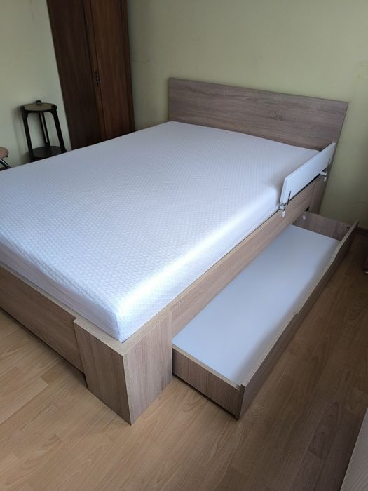 Łóżko 140x200 w kolorze jasnego drewna z materacem