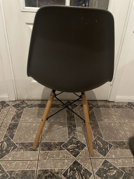 Szare plastkowe krzeslo