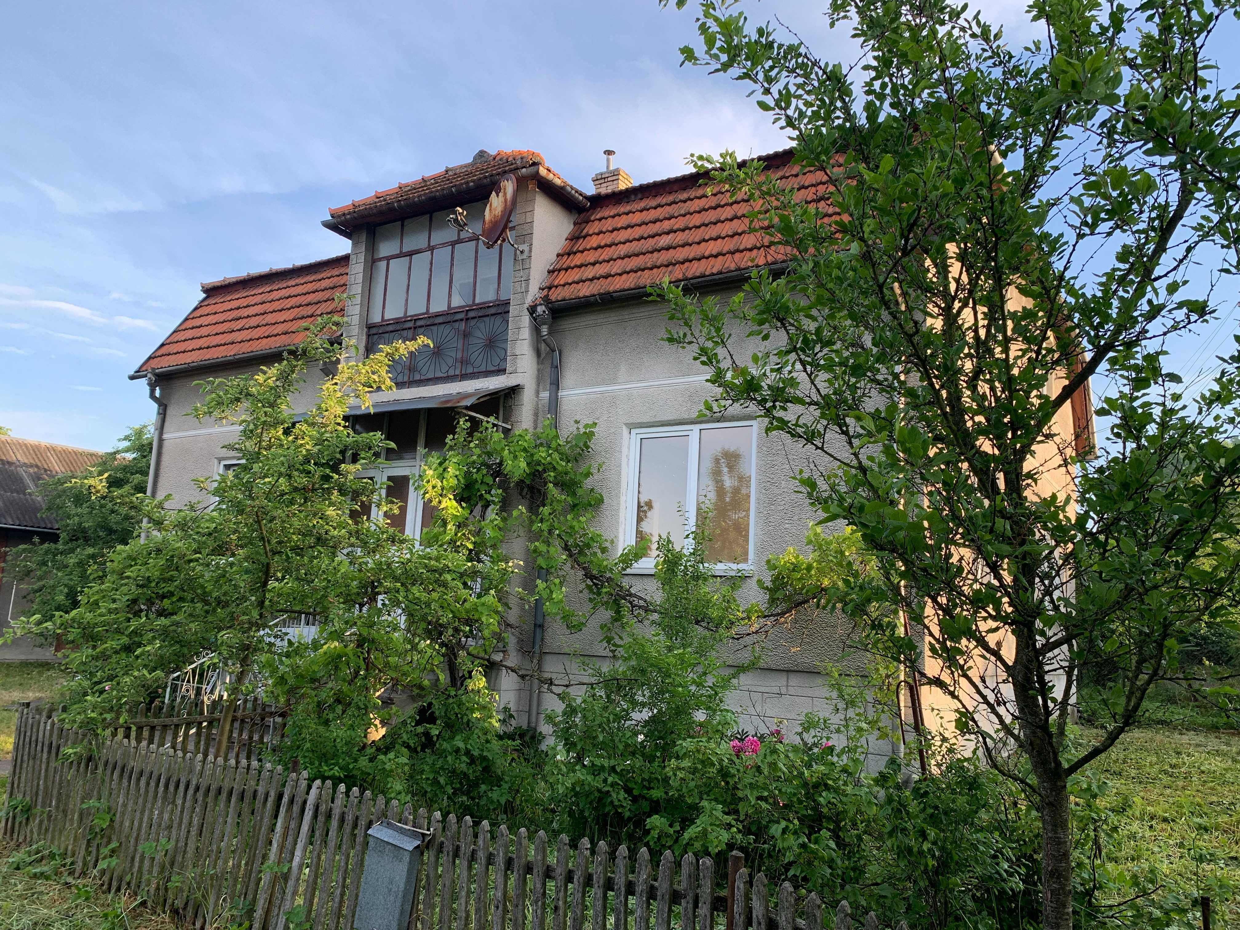 Будинок із земельною ділянкою