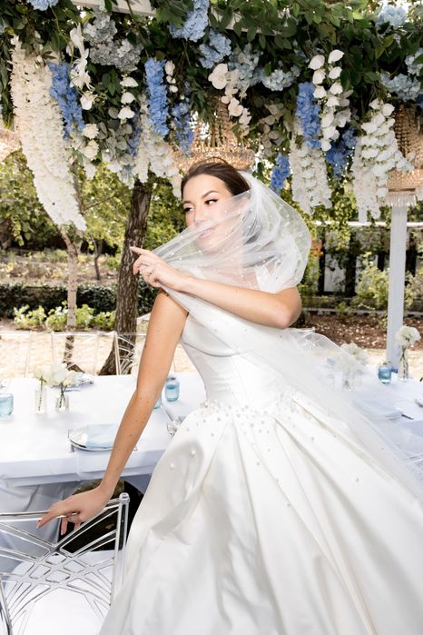 Розкішна весільна сукня з перлинами