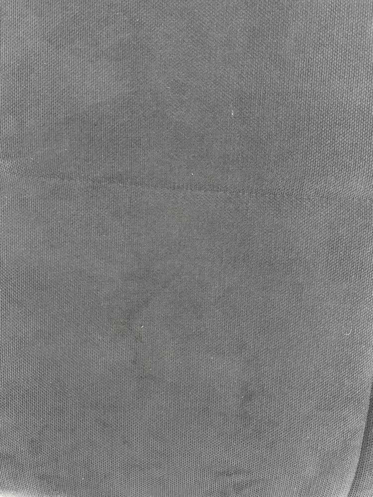 sofá cinzento e branco com almofadas.