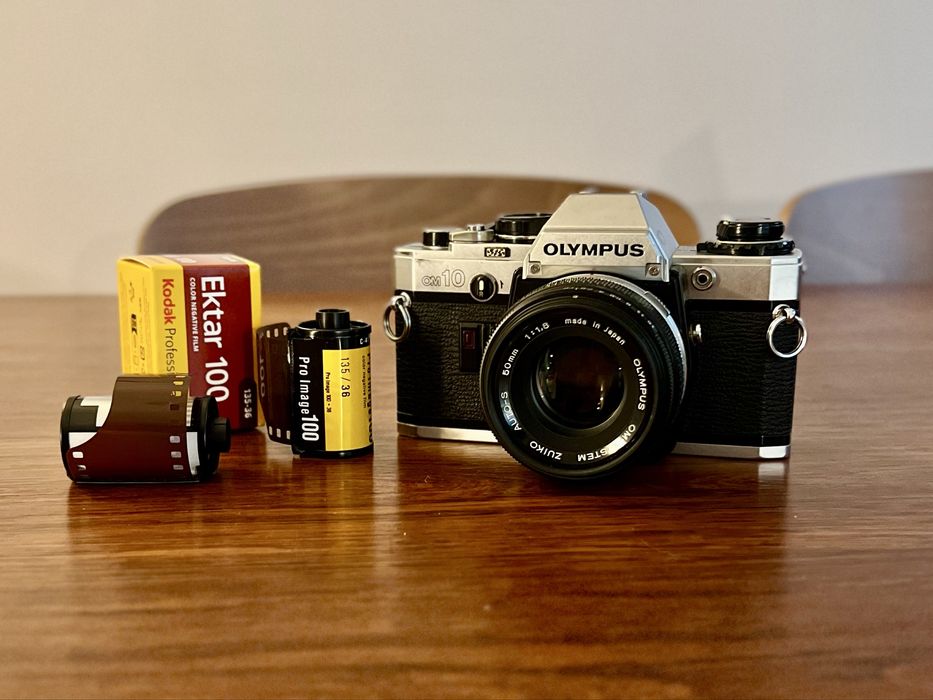 Analogowy aparat Olympus OM-10 z dwoma obiektywami