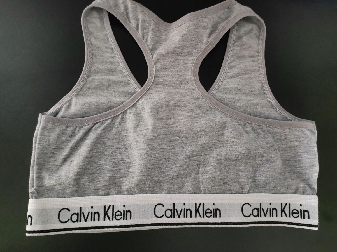 świetny młodzieżowy  top Calvin Klein stan idealny