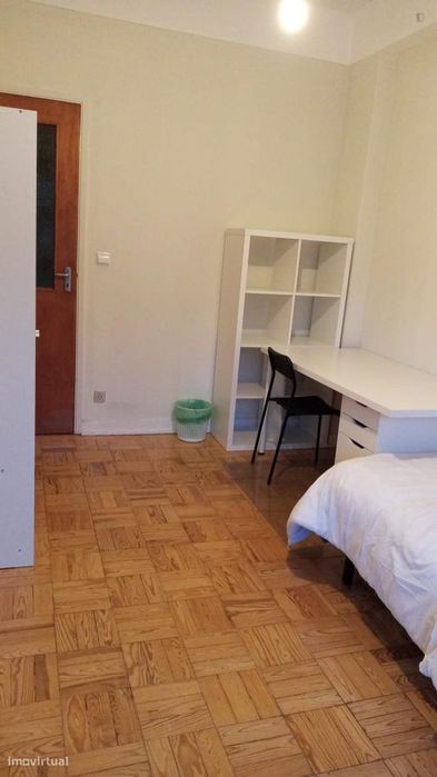 710264 - Quarto com cama de solteiro, com...