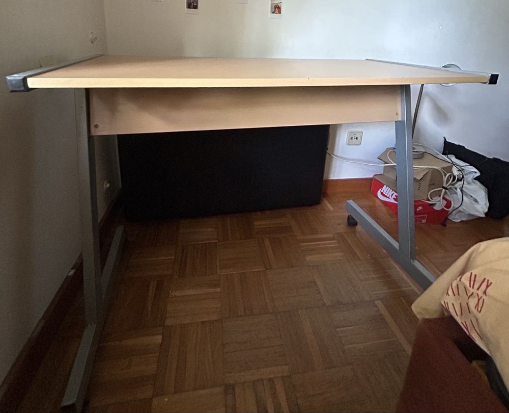 Mesa, secretária c/ roda em falta 100x48x72