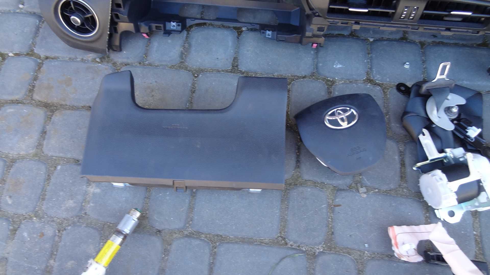Toyota auris II  15-18 lift deska kokpit pasy airbag poduszki kurtyny