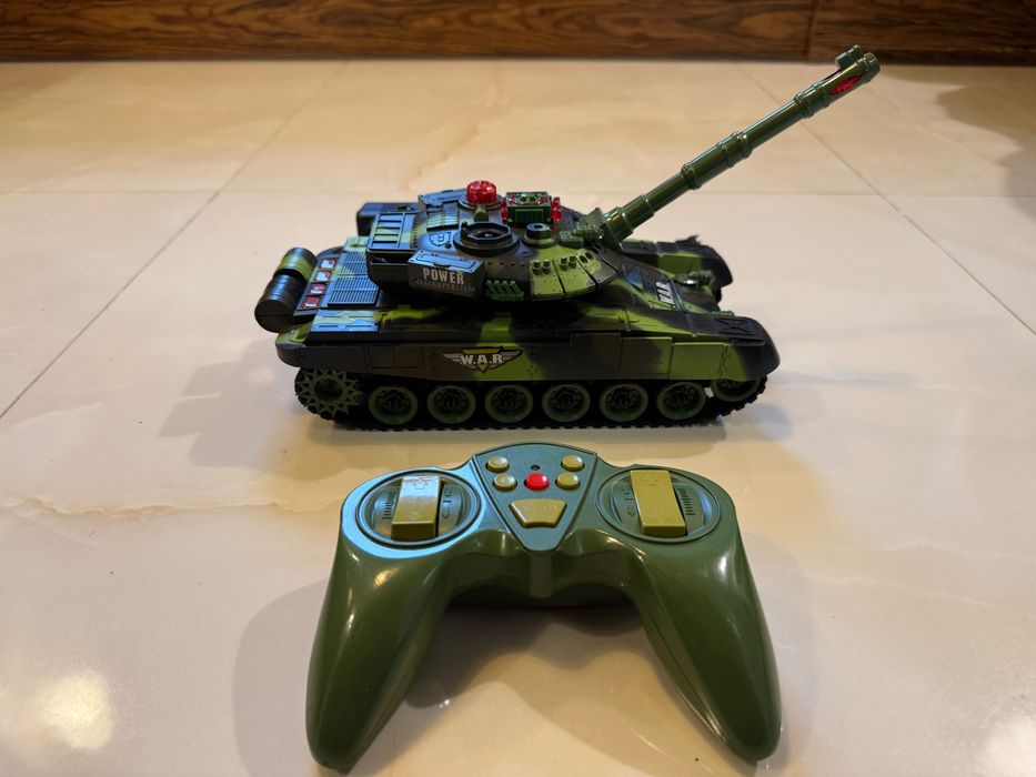 Czołg zdalnie sterowany, dźwięki i efekty świetlne, ładowana bateria.