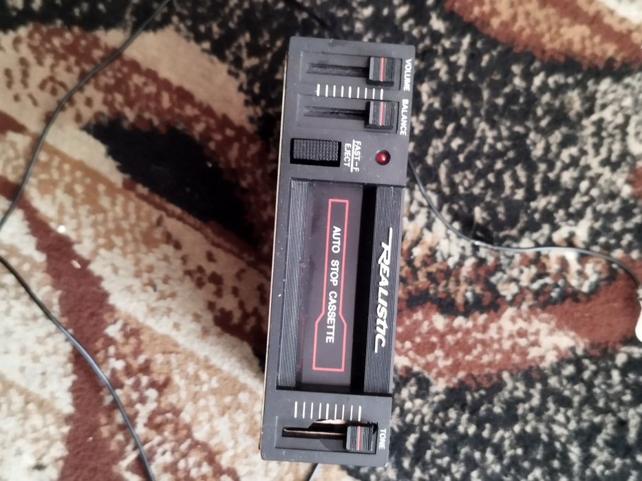 Odtwarzacz kasetowy z czasów PRL-u