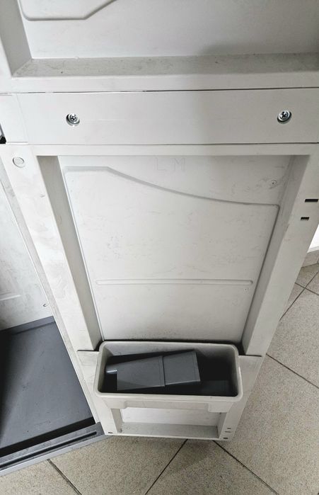 Armário em PVC alto exterior cinza 3 portas da Leroy Merlin