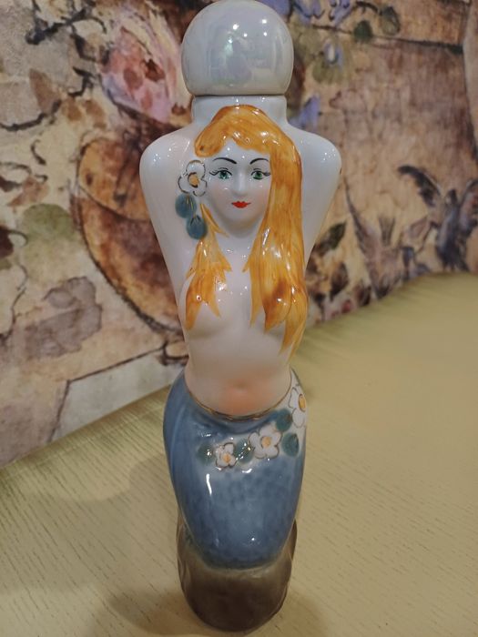 Фарфорова статуетка.