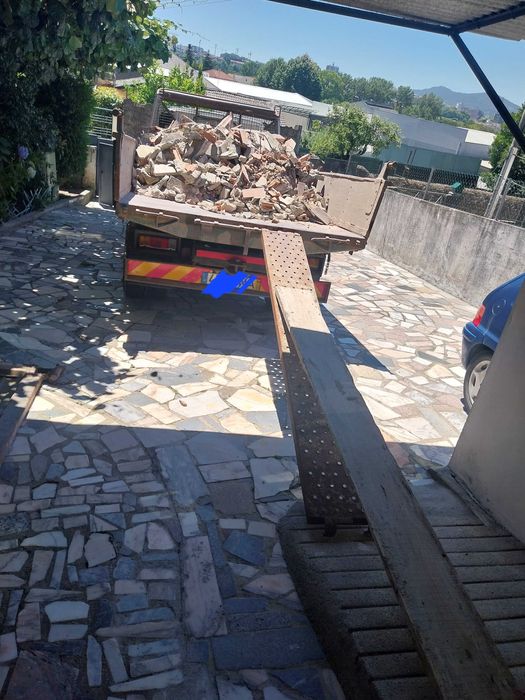 Madeiras pladur telhas entulho sucatas lixo moveis eletrodomésticos
