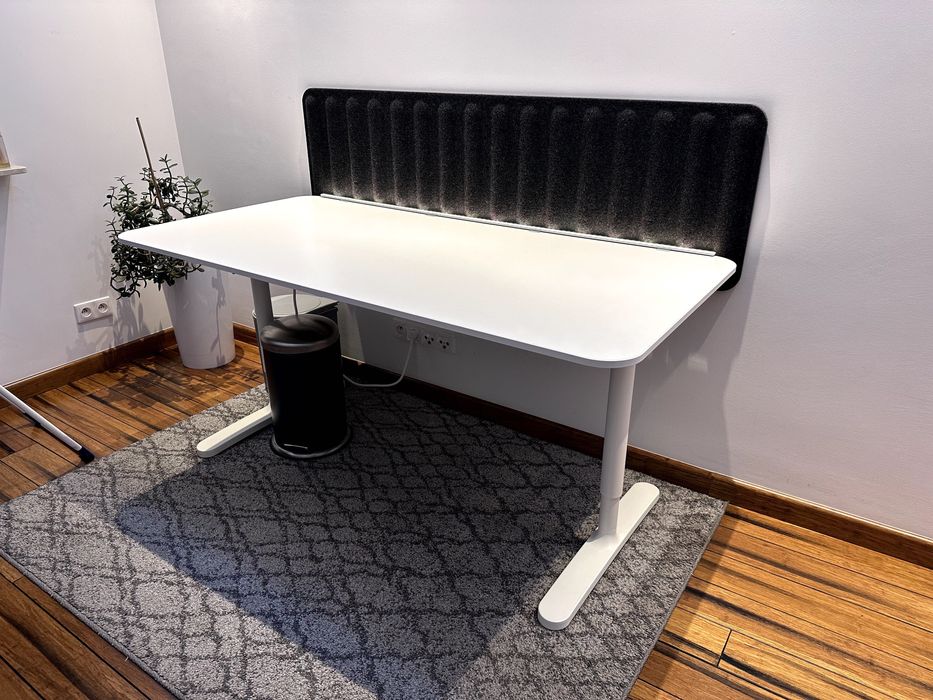 Biurko IKEA BEKANT 160x80 cm + ścianka filcowa + LED + organizer kabli