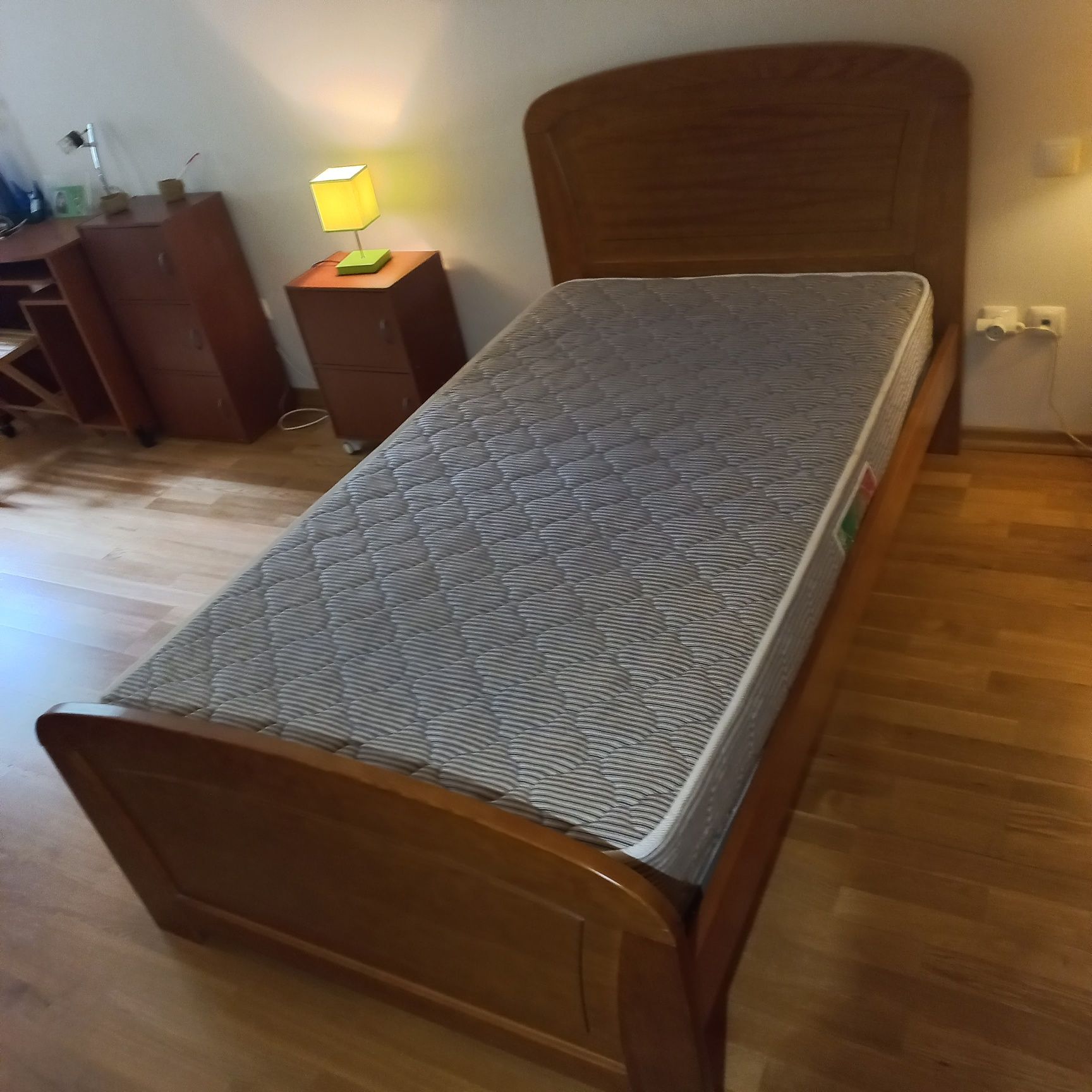Cama individual em bom estado