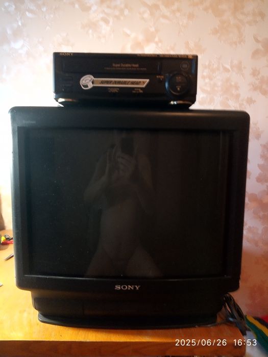 Телевизор 1+ видео проигрыватель1+ пульты 2 видео кассеты