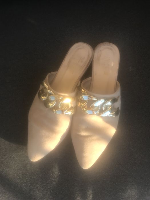 Mules bege prof com detalhes em dourado