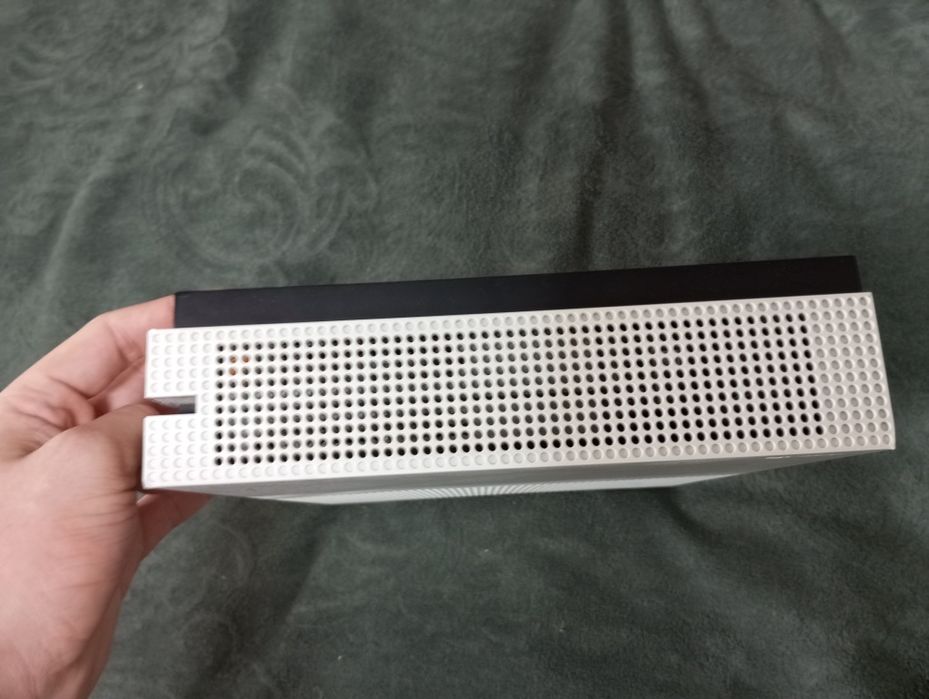 Продам XBOX one s 1 tb