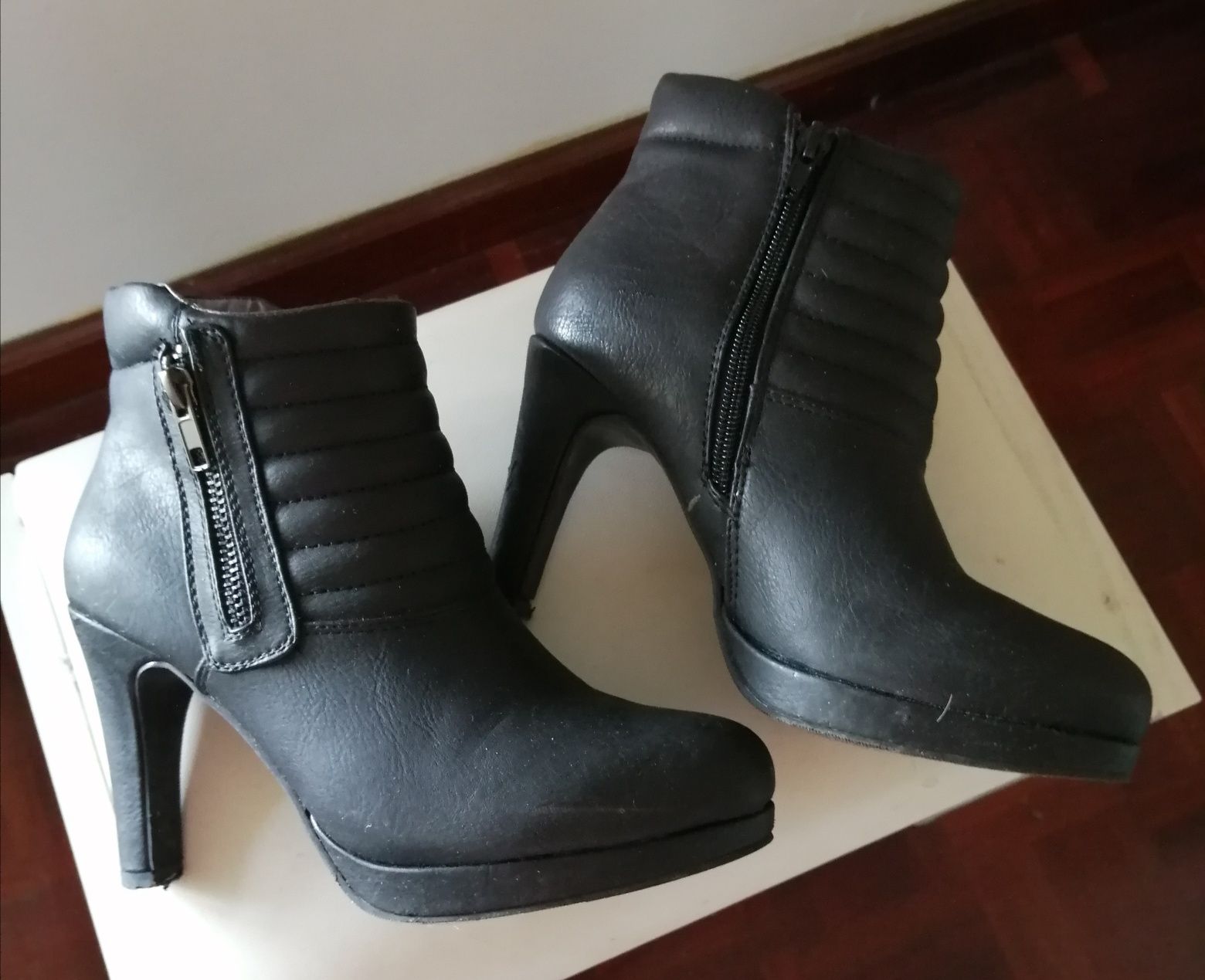 Botas de cano baixo com salto