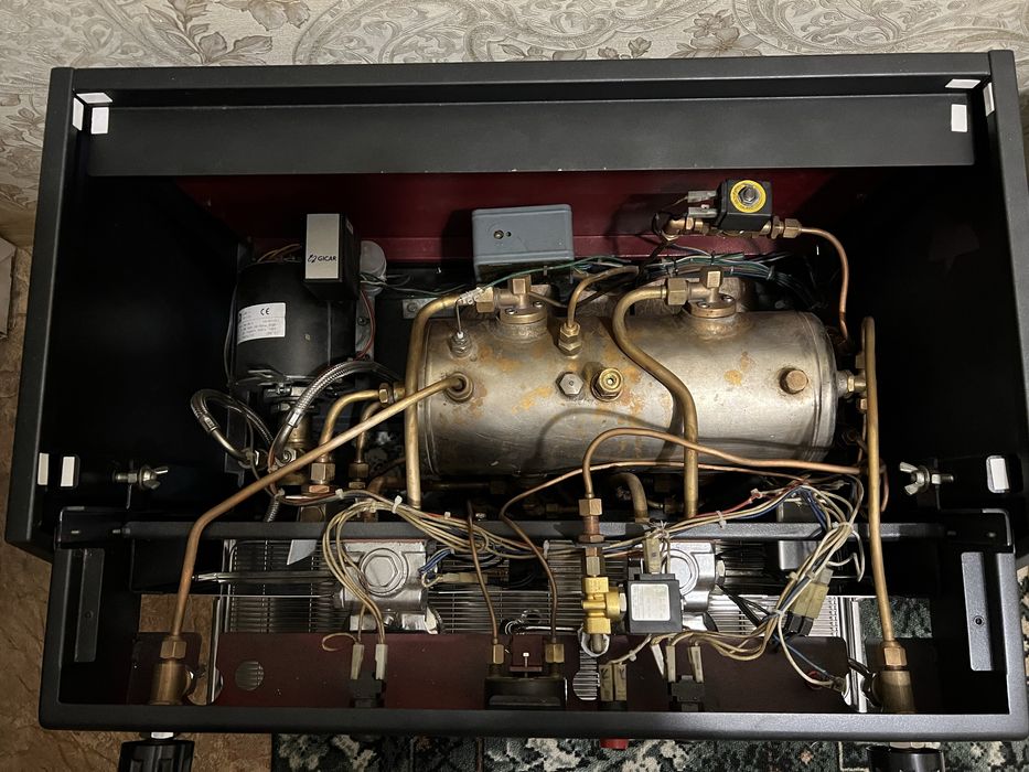 Професійна кавомашина , в подарунок кавомолка