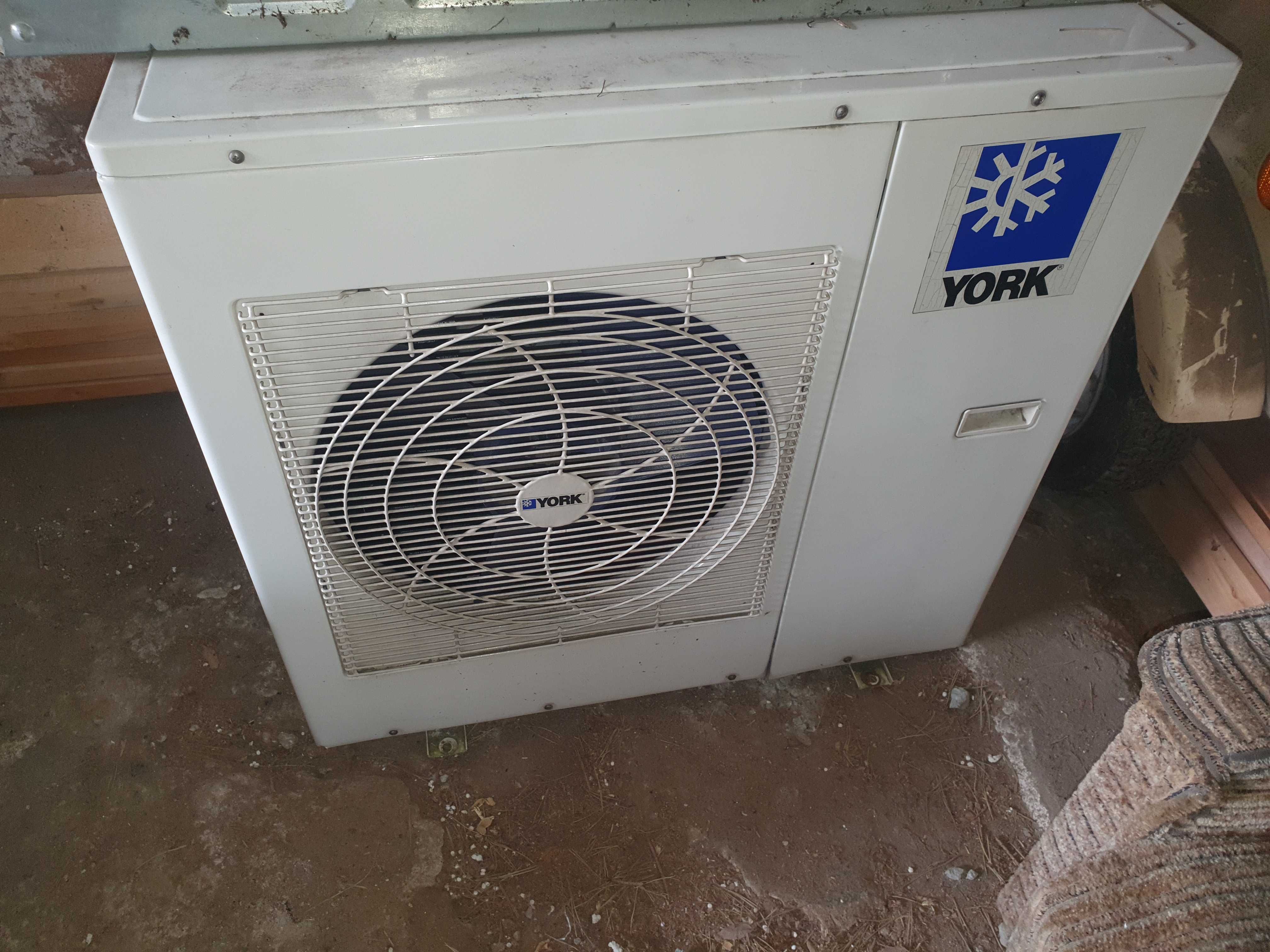 Klimatyzator marki York 7,5 kW (typu podstropowego, konsola))