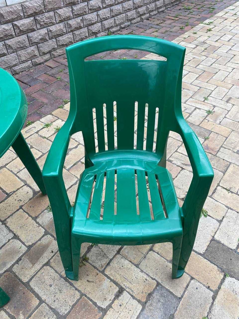 Продам пластиковый комплект стол и стулья
