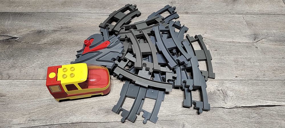 LEGO Duplo tory kolejowe (18 sztuk) i pociąg na baterie