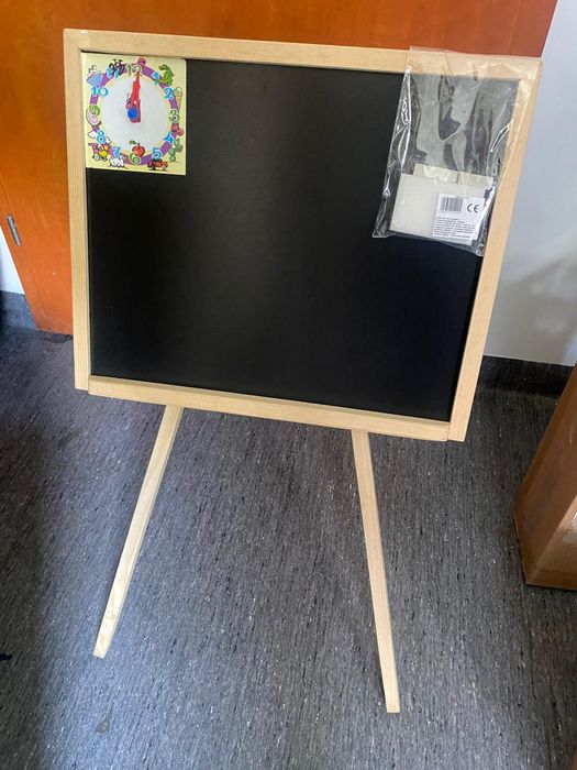 Nowa tablica kredowa z gąbką I akcesoriami