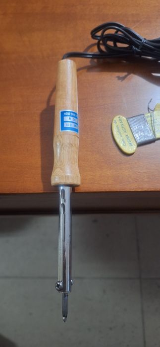 Ferro de soldar elétrico + fio de solda (na caixa).
