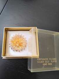 Flor Alfinete de peito/ Broche / Pregadeira (Filigrana prata dourada)