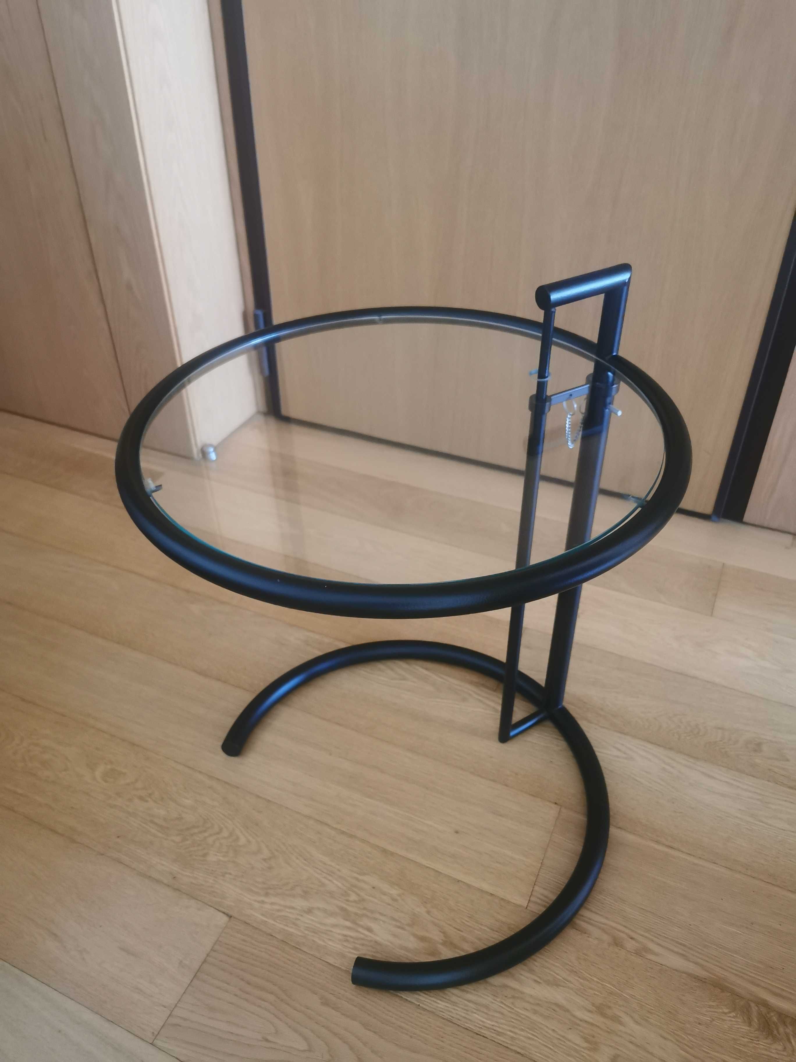 Mesa preta com tampo em vidro
