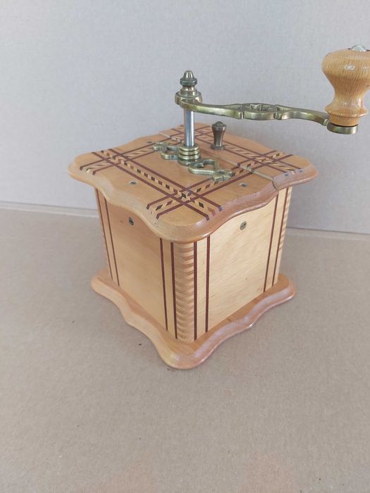 Stary młynek do kawy bardzo dobry stan zachowania.