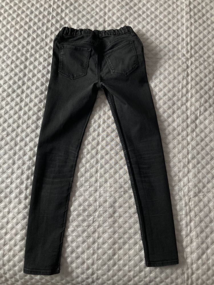 Czarne spodnie jeansy rurki H&M w rozmiarze 146