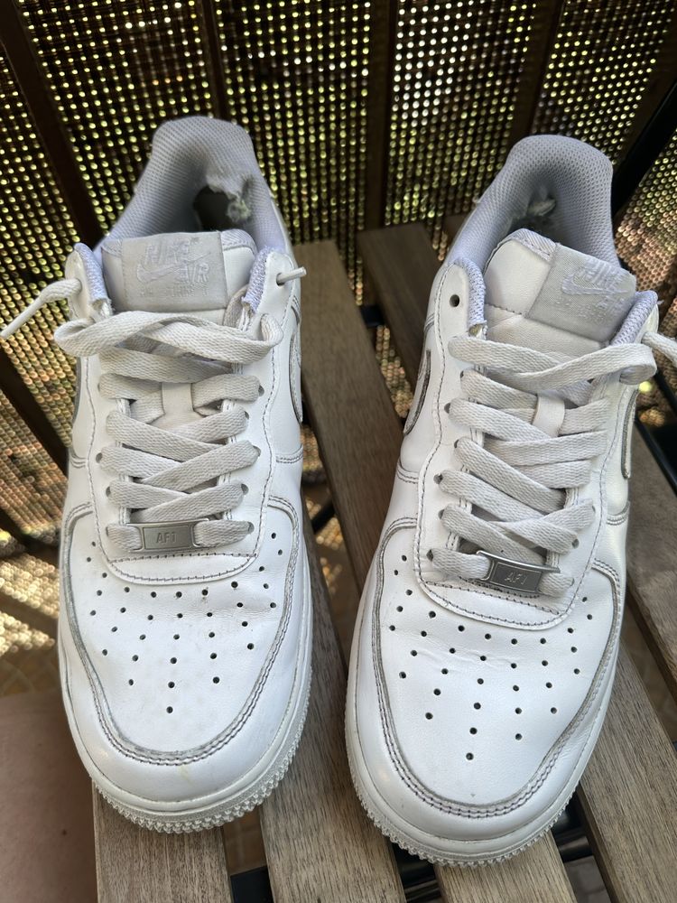Sprzedam Nike białe Air Force 1 rozmiar 40.5