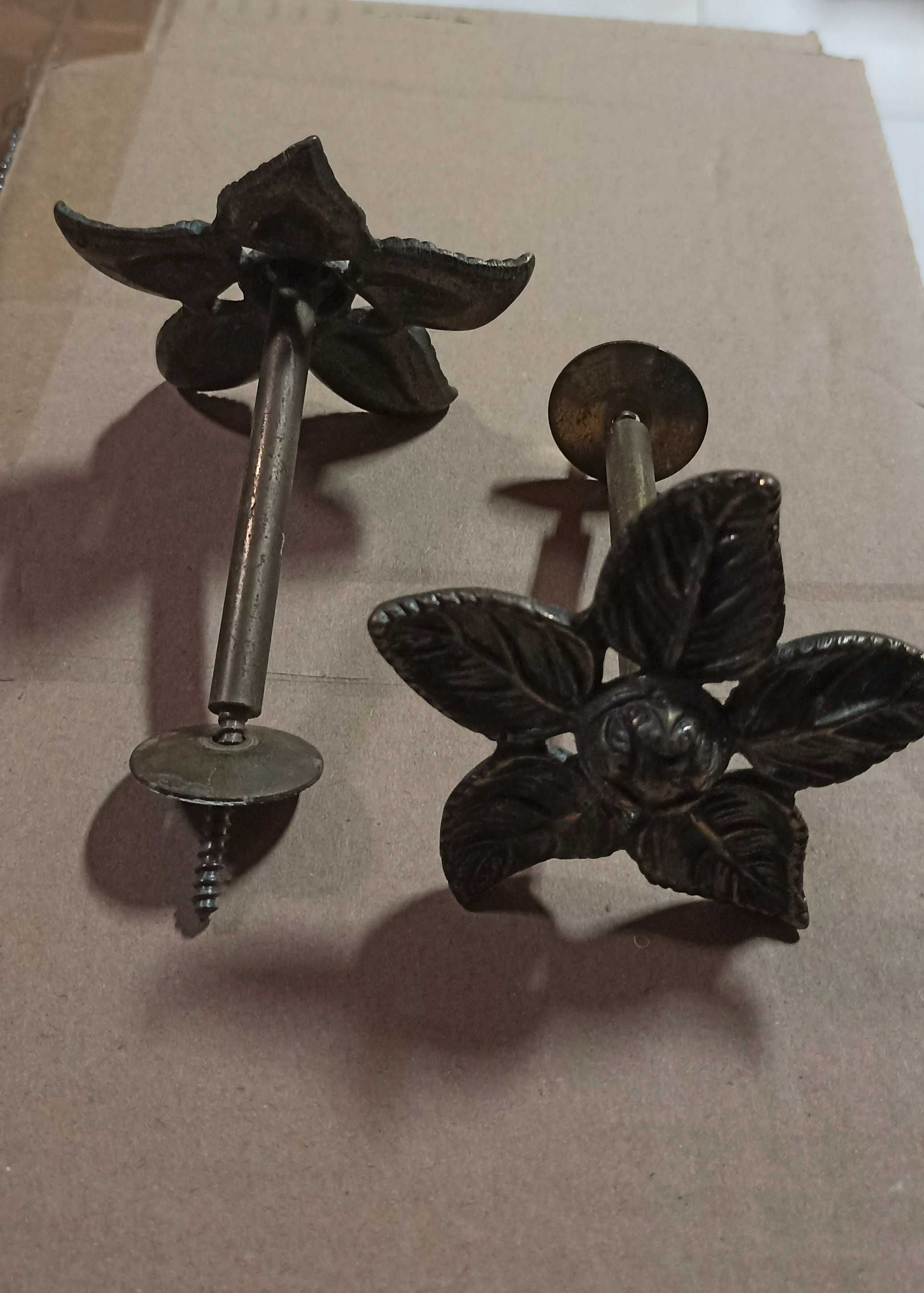 Suportes para reposteiros em forma de flor