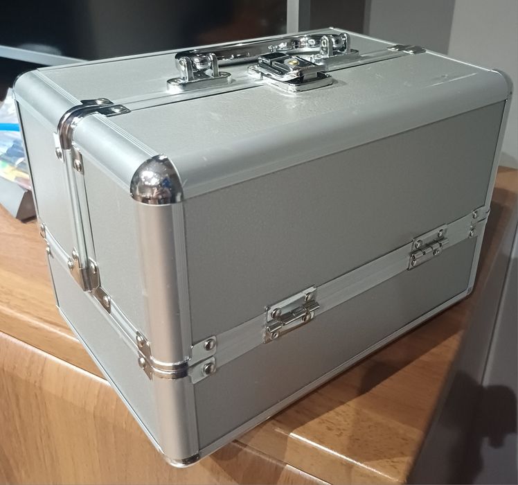 Kuferek na przyrządy do stylizacji paznokci z zawartością