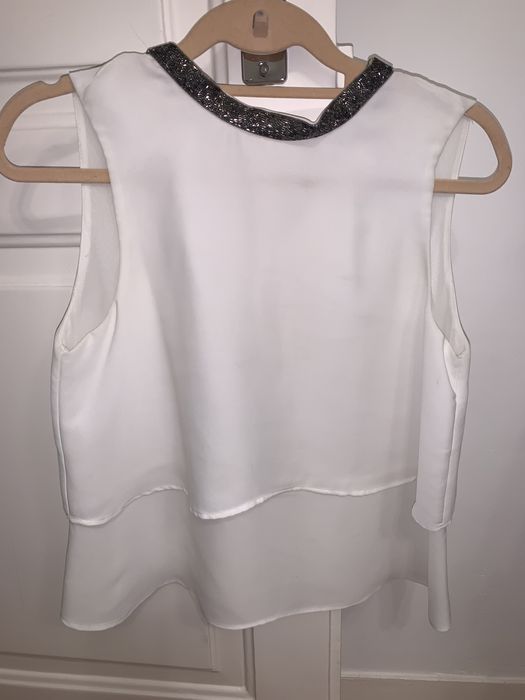 Top branco da Zara com missangas na gola