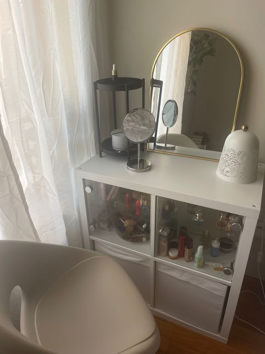 Móvel IKEA Kallax com portas de vidro