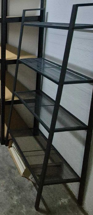 Estante metálica preta