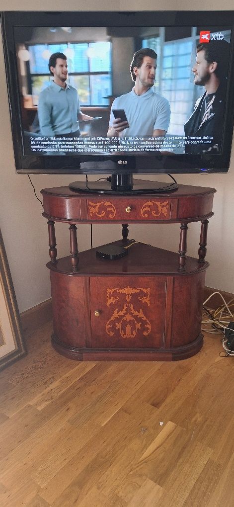 Mesa de TV em madeira maciça