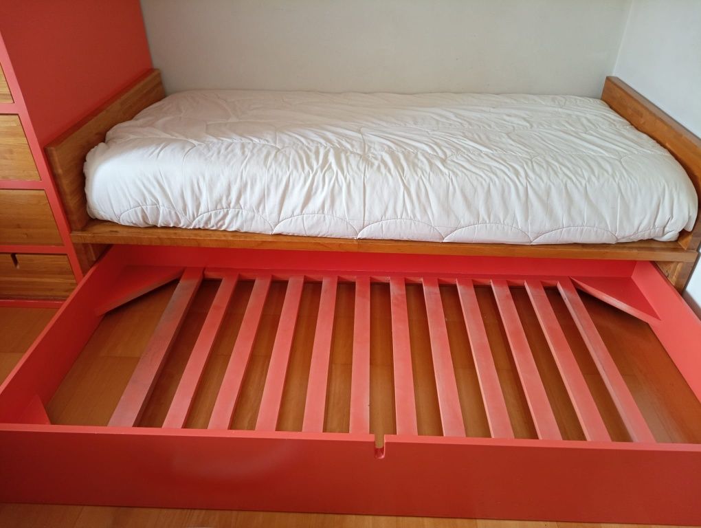 Quarto com 2 camas fixas e mais 1 movel