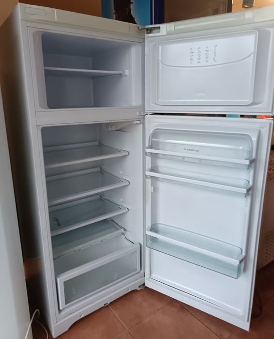 Frigorífico com congelador